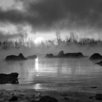 Grimdark Fantasy Atmosphäre düsteres Gewässer