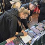 Grimdark Autorin Eva von Kalm signiert ihr Buch Andrargs Schriften für Thomas Karg