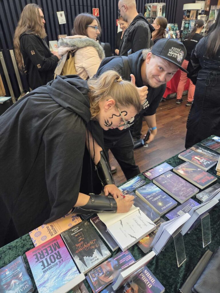 Grimdark Autorin Eva von Kalm signiert ihr Buch Andrargs Schriften für Thomas Karg