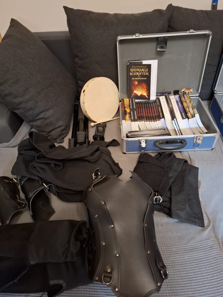 Bücherkoffer von Autorin Eva von Kalm, Trommel, Rüstung