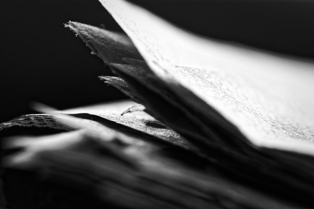 Unscharfe Zeitung als Zeichen des Newsletters Krasonischer Bote, Grimdark Stimmung